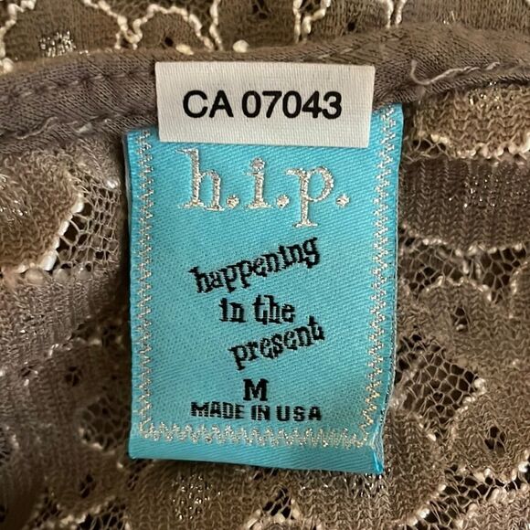 HAPPENING In The Present Half Sleeve Double Scoop Neck Size Medium. - Picture 8 of 8